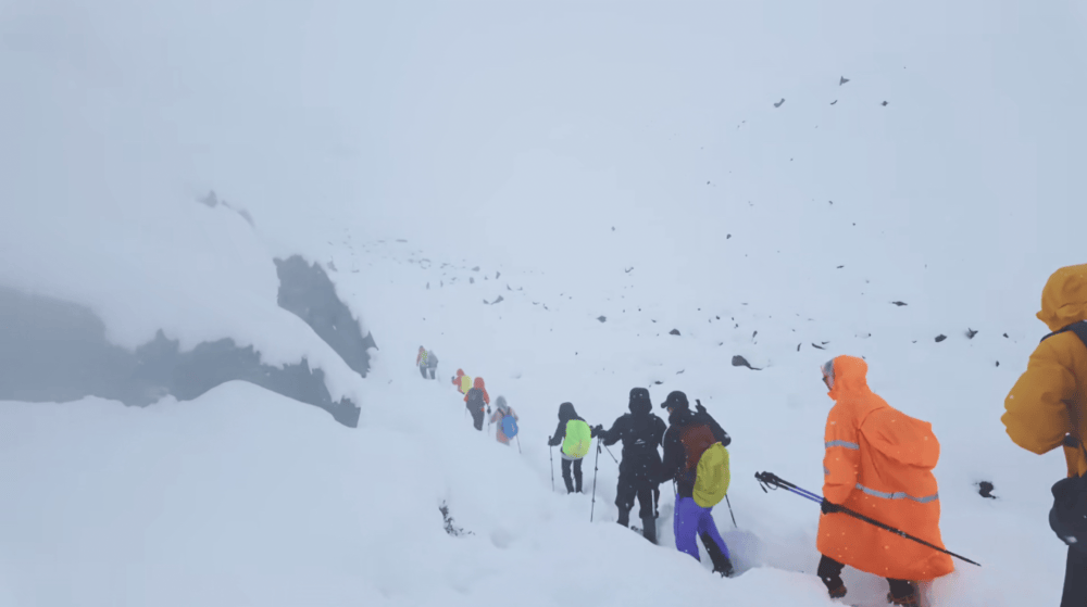 近千名游客因暴雪被困珠峰现陆续下山，亲历者：暴雪闪电中挺过一晚，出行前要看天气