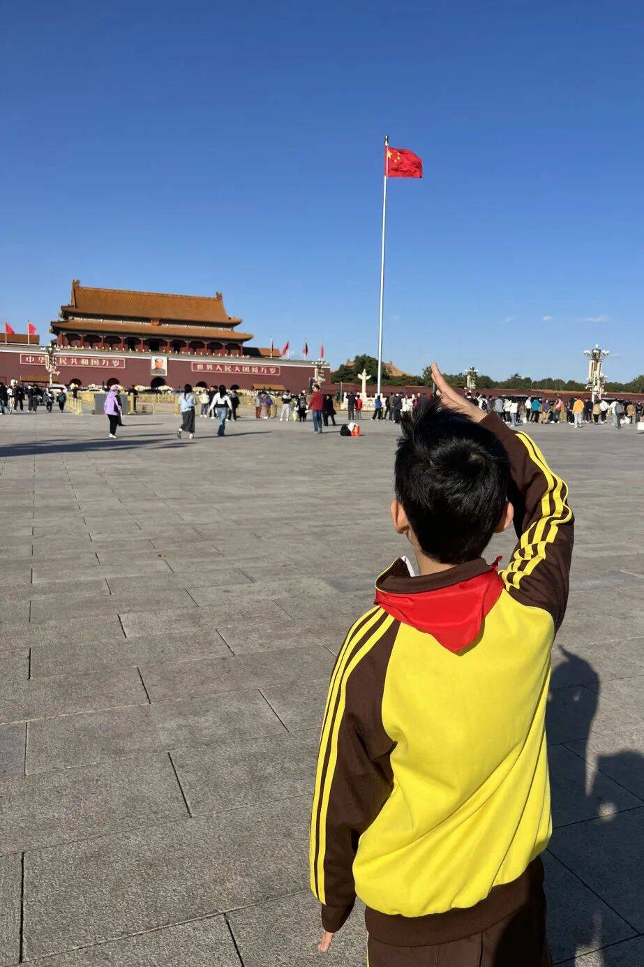 看看有没有你!"向国旗敬礼"精彩照片展播