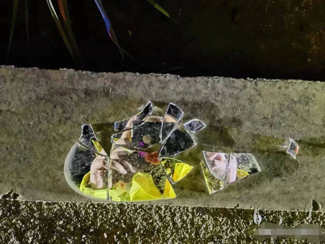 男子饭店门口被撞身亡，民警在现场发现几颗疑似肇事司机的牙齿