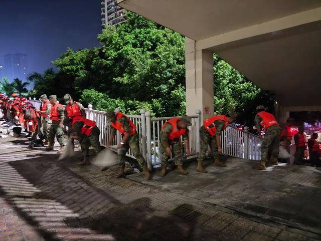 广西南宁：百余名民兵星夜驰援邕江堤坝险情处置
