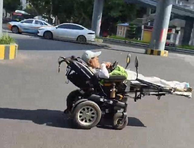 电动轮椅上加担架和后视镜，老人在机动车道上“躺着超车”