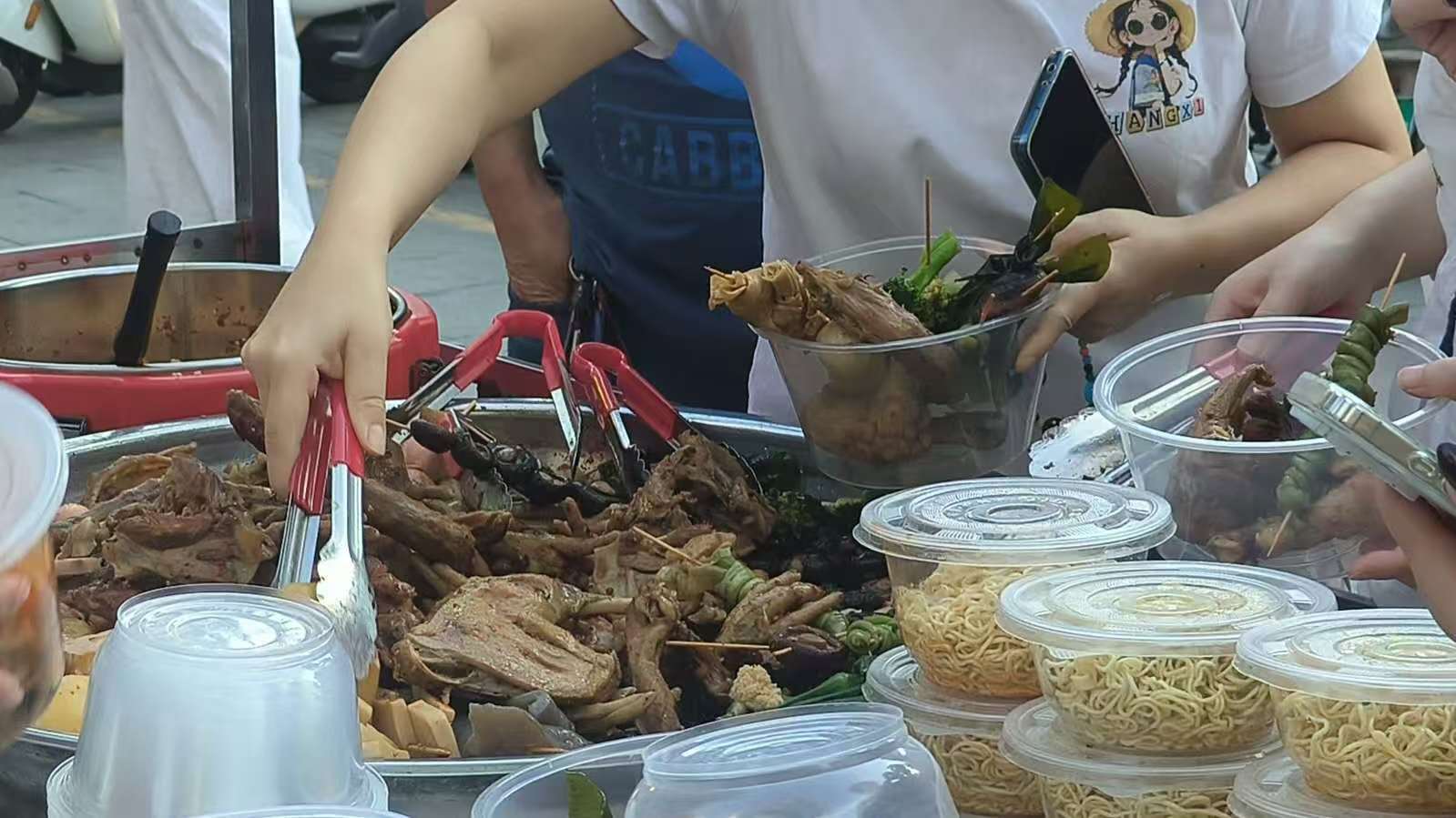 长沙女孩大口吃剩食意外带火爸妈的小摊，客人太多累懵！网友起哄：这下女儿汤都没得喝