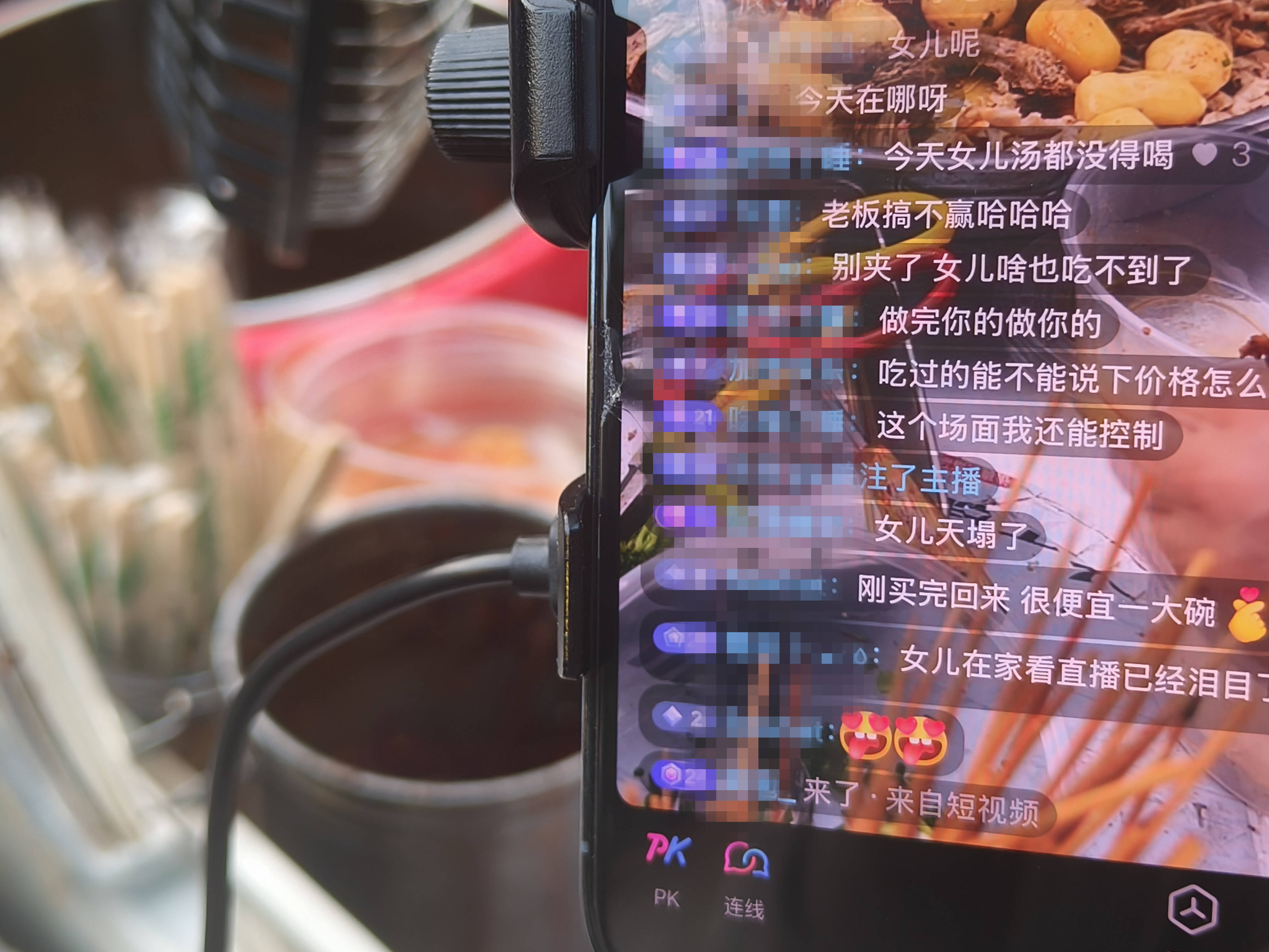 长沙女孩大口吃剩食意外带火爸妈的小摊，客人太多累懵！网友起哄：这下女儿汤都没得喝