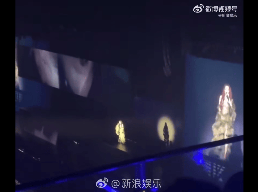 张靓颖演唱会中摔下两米高舞台，后返回继续演唱，暖心安慰歌迷：没事，摔得不疼