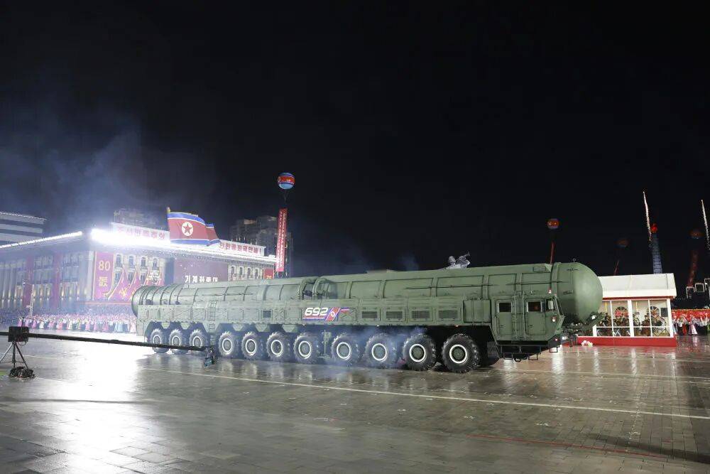 阅兵式上，朝鲜“最强核战略武器系统”亮相
