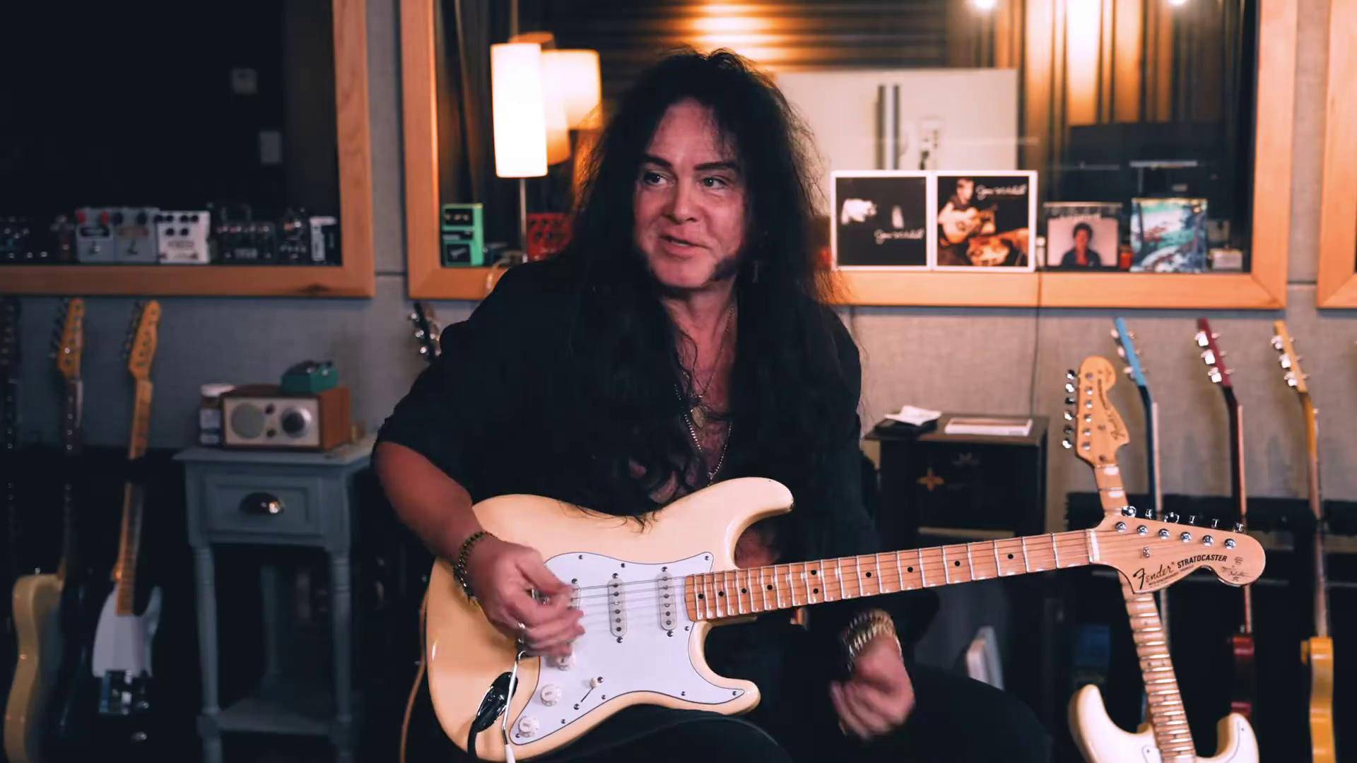 英格威弹琴的时候就没想过拨片拨弦的方向