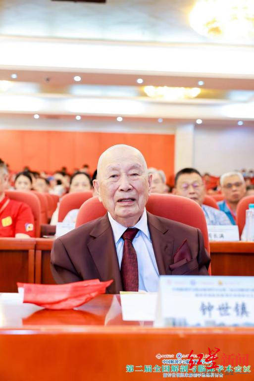 合影当事人回应101岁院士声明 自称“发朋友圈本意是对院士表达敬意，未拿相片牟利”