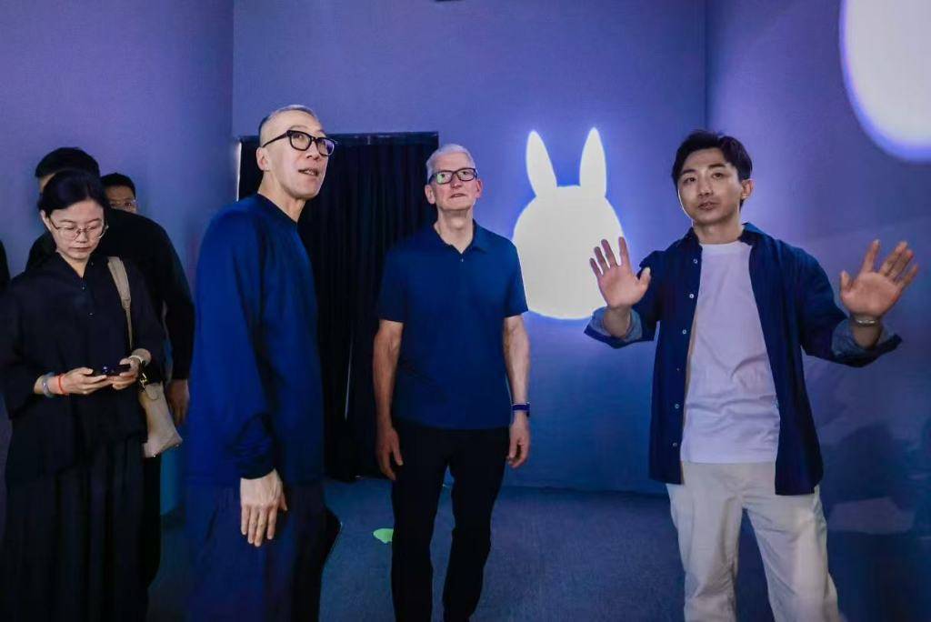 库克再度到访中国：首站现身LABUBU上海展览，还与王宁互动