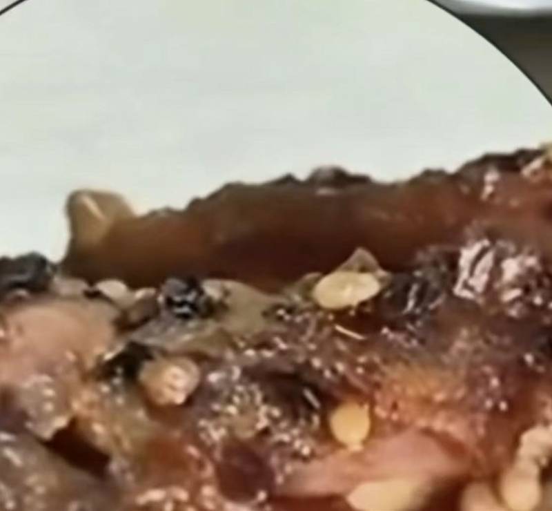 闻闻香餐饮店被指“肉缝钻出活蛆”:已停业 监管部门正调查(图1)