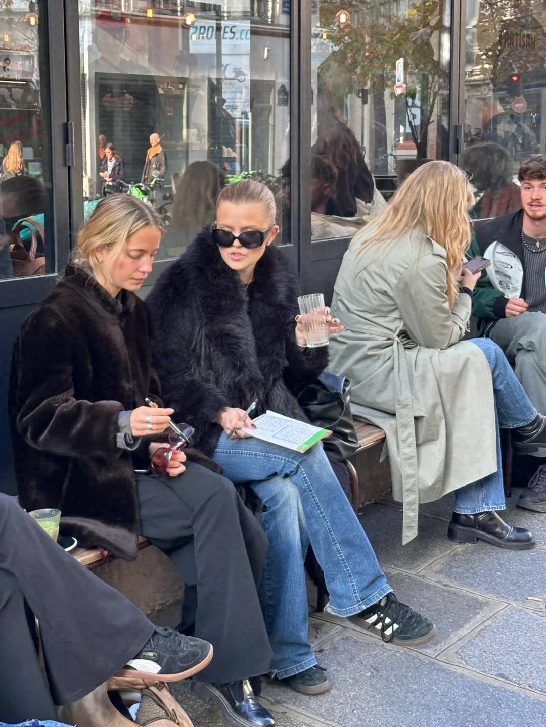 巴黎街拍:冬季街头那些毫不费力的耐看穿搭,是时尚与魅力的结合