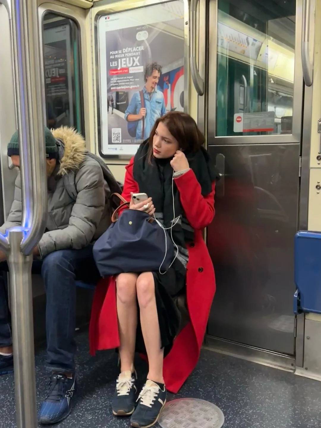 巴黎街拍:冬季街头那些毫不费力的耐看穿搭,是时尚与魅力的结合