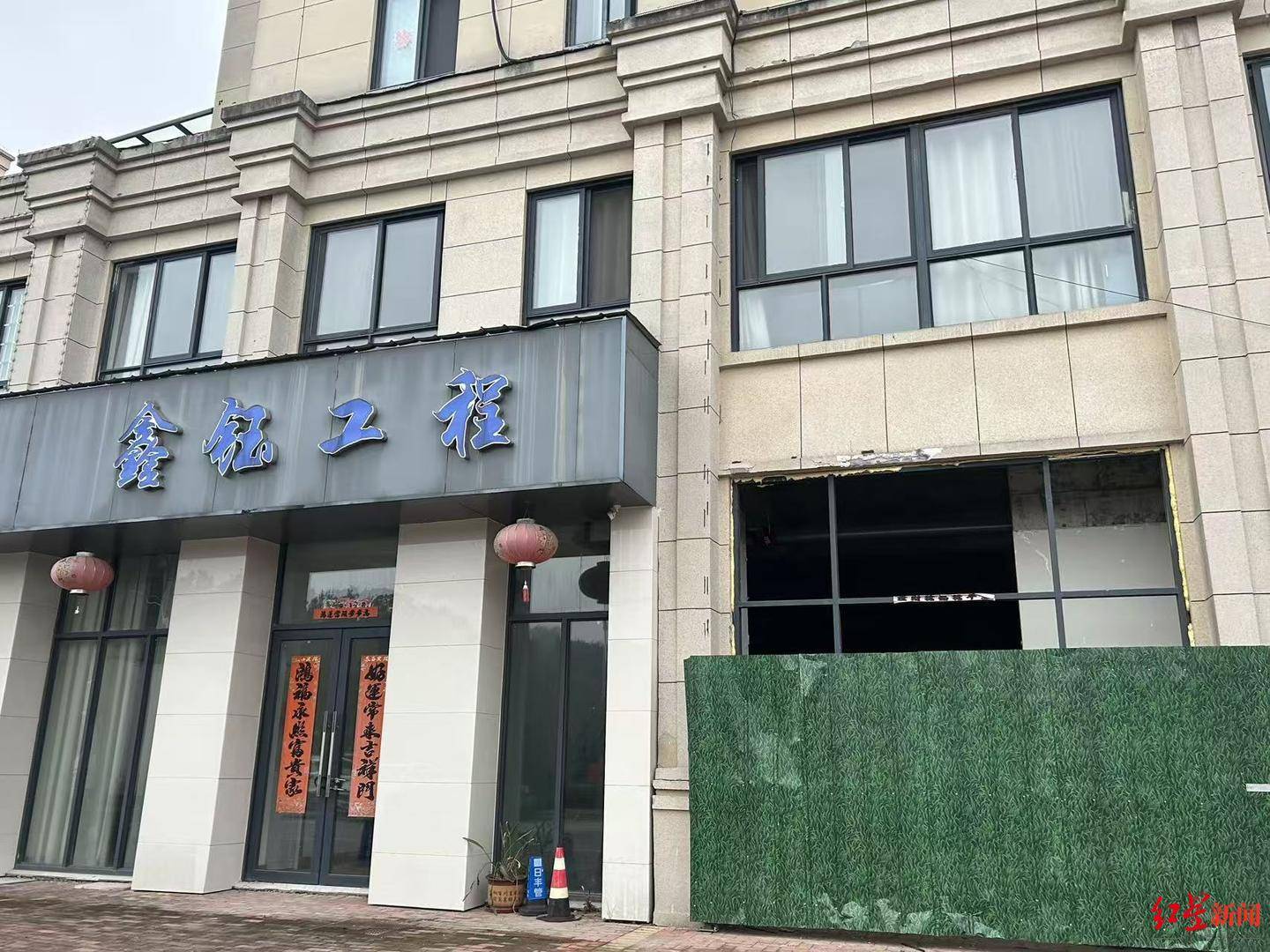 探访“业主私挖近300平方米地下室”现场：被挖区域已回填至地面，涉案业主担任多家公司高管