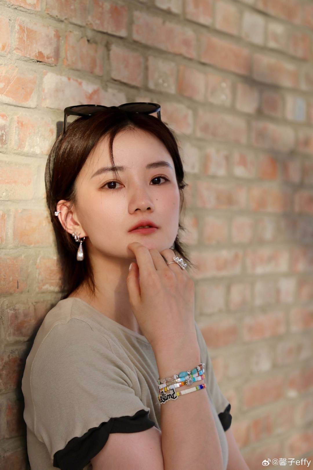 演员馨子登热搜,称无人找其拍戏,谈17岁凭《红苹果乐园》压黄圣依当女