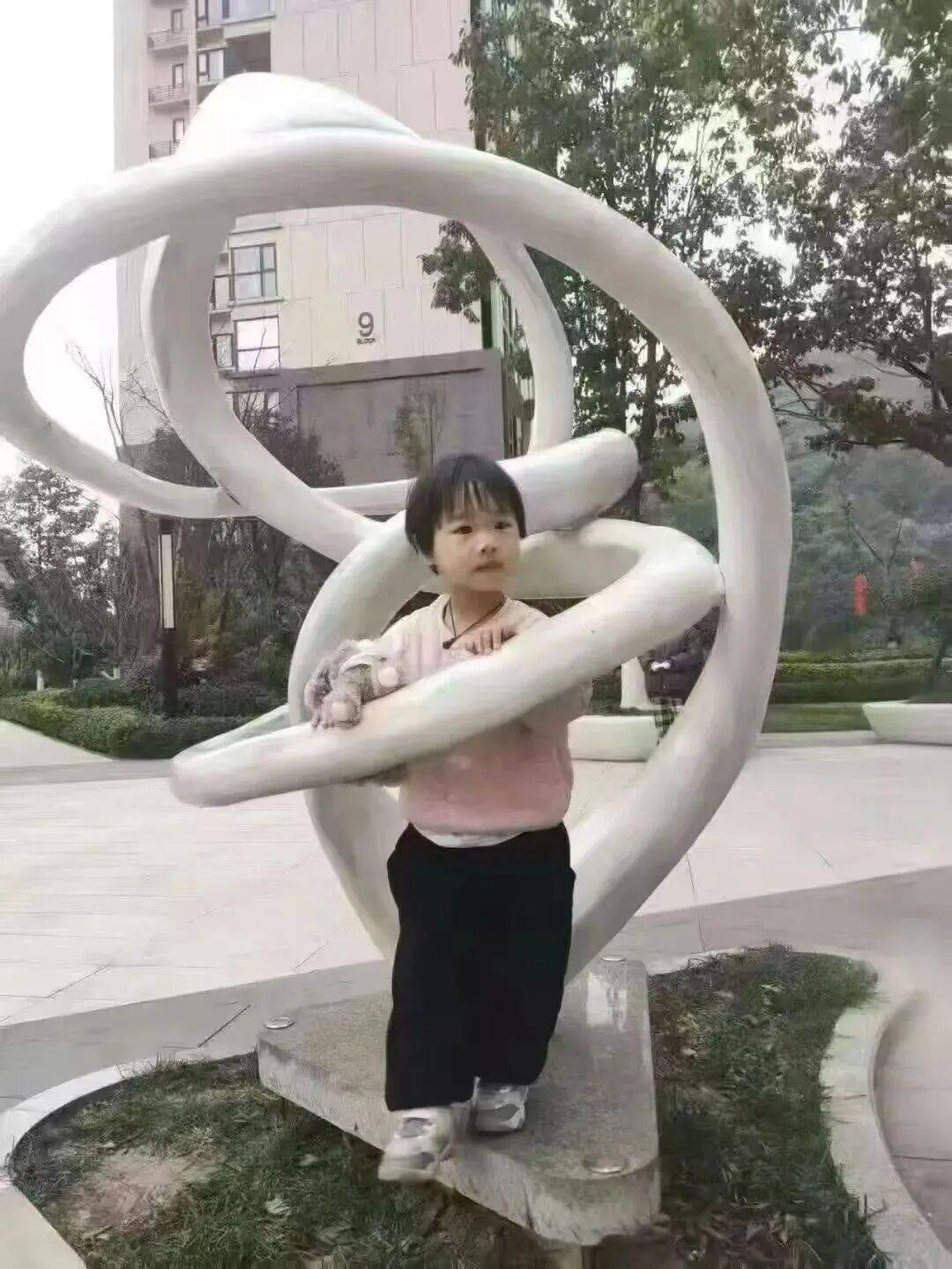 多方力量连夜搜寻 辽宁4岁失踪女童暂未找到 家属：不排除被人抱走