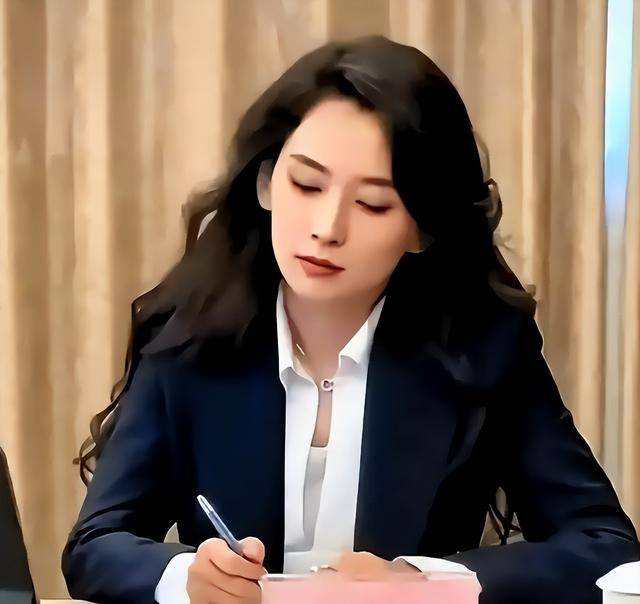 ！铲马粪修马蹄接地气穿紧身裤三角区显尴尬pg电子模拟器电脑版森林北分享养马日常(图14)