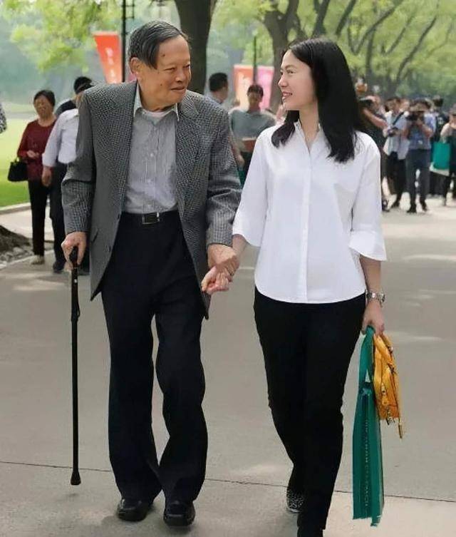 原创             103岁杨振宁去世，留下翁帆独自一人生活！两人去年刚庆祝完瓷婚