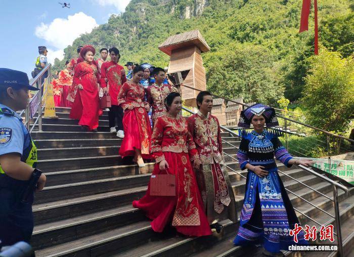 中越德天（板约）瀑布集体婚礼在广西大新县举行