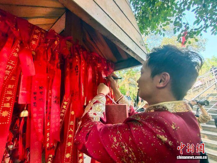 中越德天（板约）瀑布集体婚礼在广西大新县举行