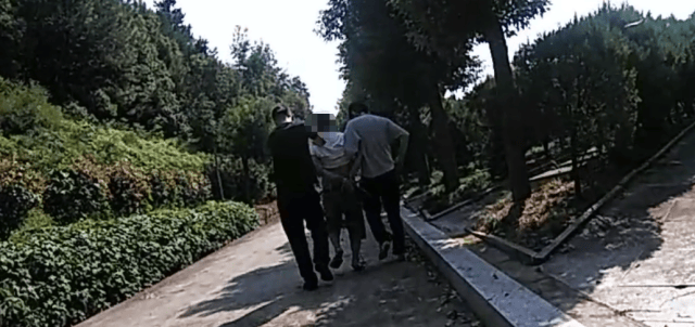 诡异！浙江男子独自前往公墓，偷偷塞了一大笔钱！民警顺藤摸瓜还搜出了假发、人脸面具……