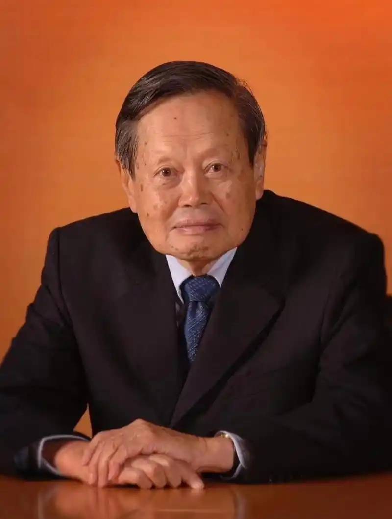 原创             痛心！杨振宁离世才2天，令人恶心的一幕上演，翁帆曾公开辟谣