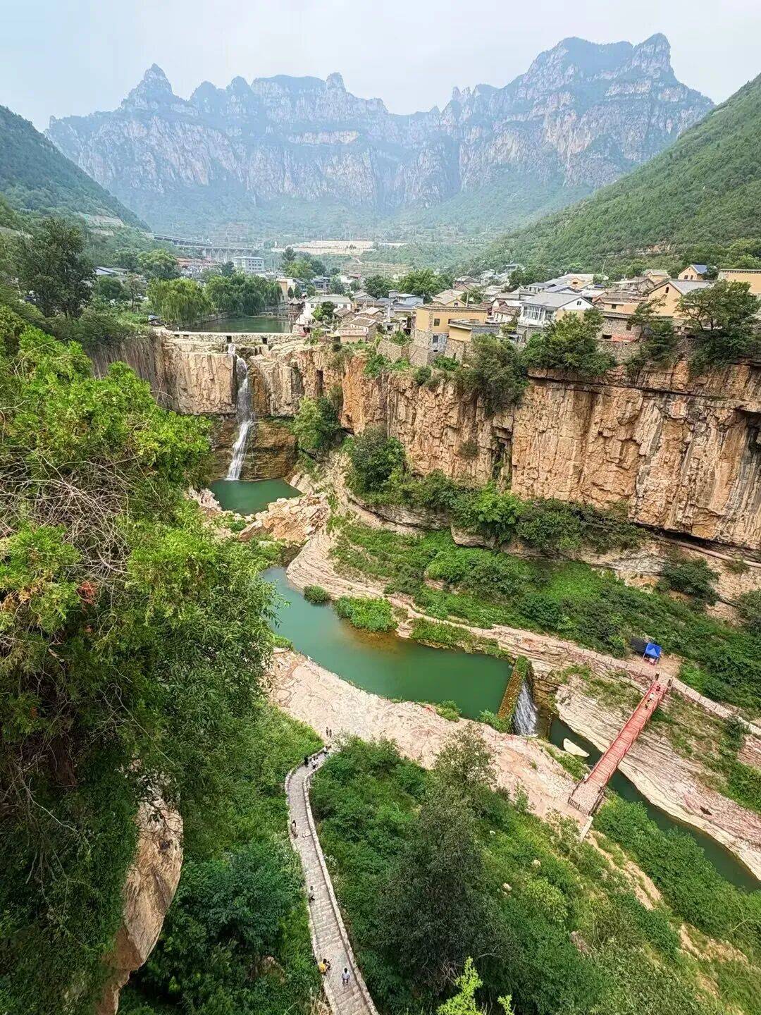 县东南部的虹梯关乡它地处太行山深处是虹梯关大峽谷景区的重要景点