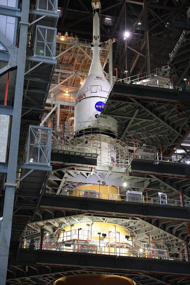 NASA 宣布 Artemis 2 登月火箭完成总装，计划 2026 年初发射