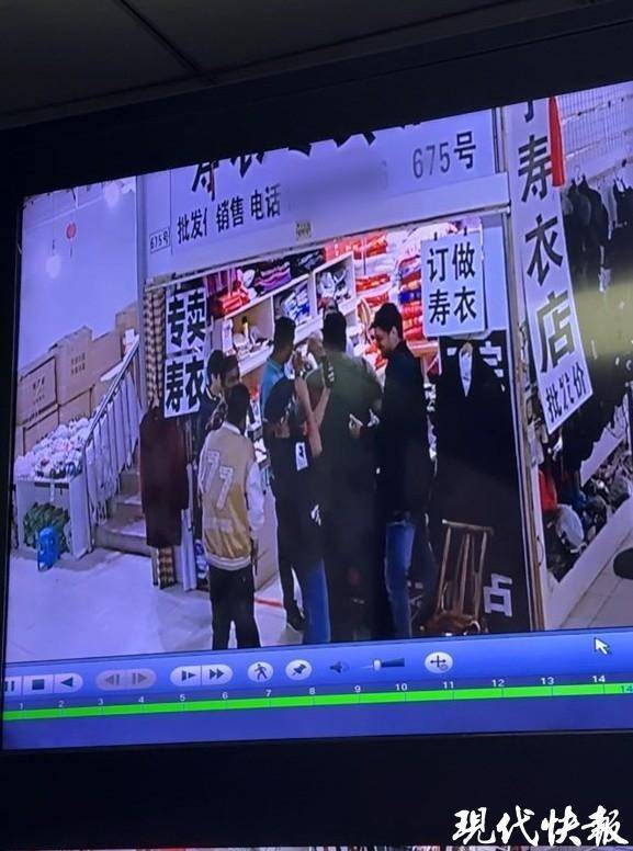 陷入“老外买寿衣”争议的店老板称被网暴，“一个上午接到300多个电话”