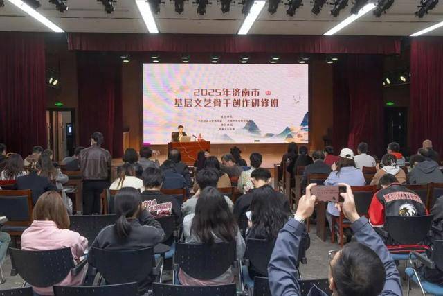 济南市“泉民大舞台”同跳一支舞大型群众文化活动成功举办