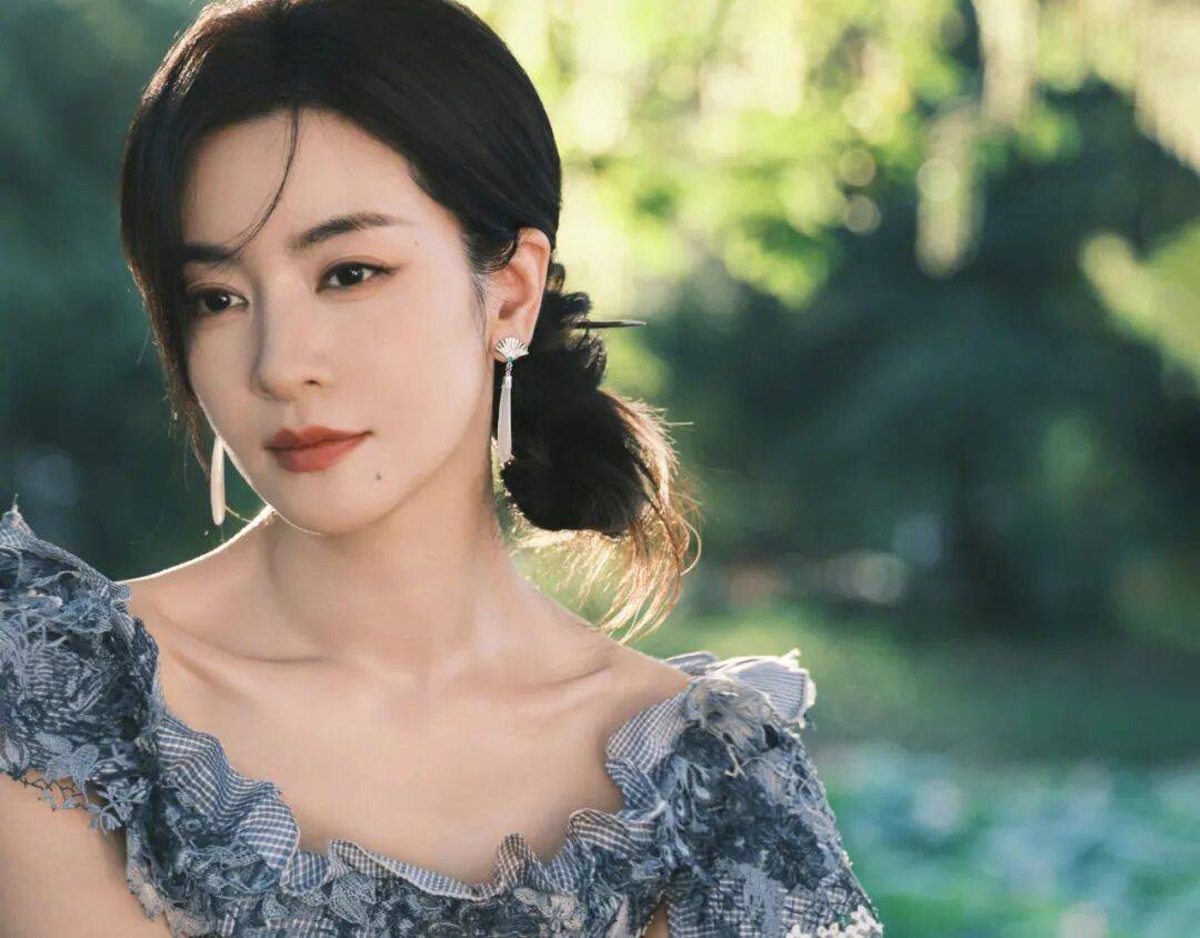 女演员李晟自曝小学考低分被全班孤立：经常偷哭；曾回应事业低谷：别放弃，一定要救自己