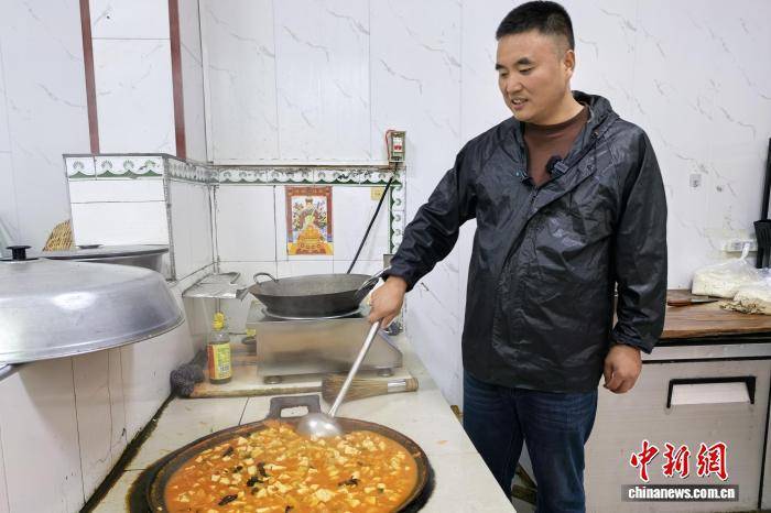陕西“两元餐”村支书：“一碗饭”拉近与村民间的情感距离
