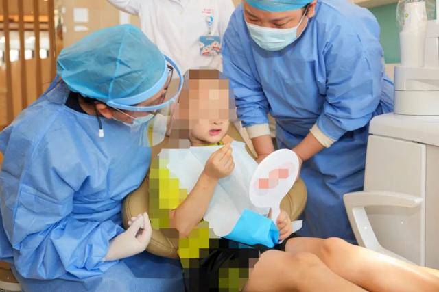 深圳4岁无牙患儿戴上全口义齿：一场与罕见病赛跑的口腔重建之路