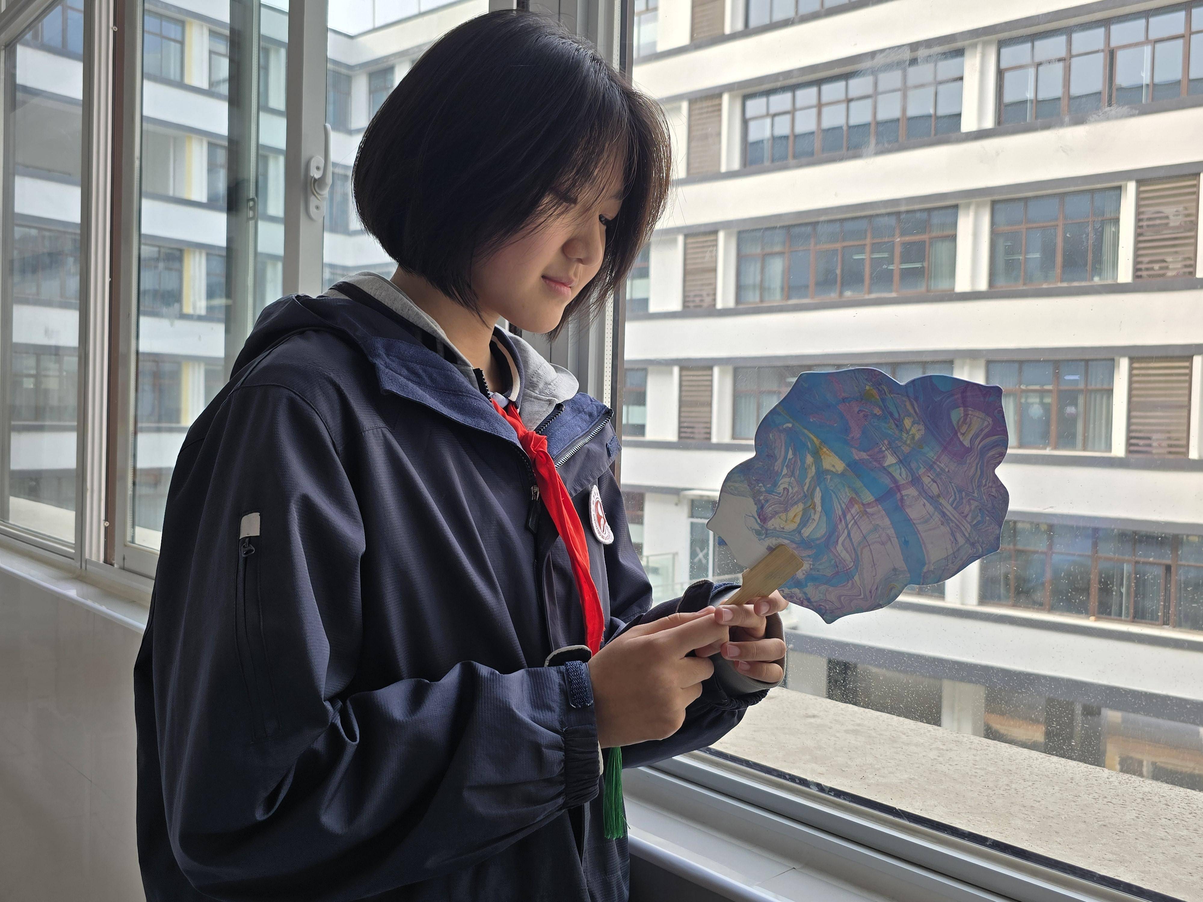 以漆为媒 绘心育美 郑州八中新校区开展漆扇制作主题活动