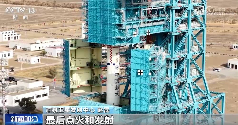 状态良好、“飞天”在即!神舟二十一号船箭组合体转运至发射区