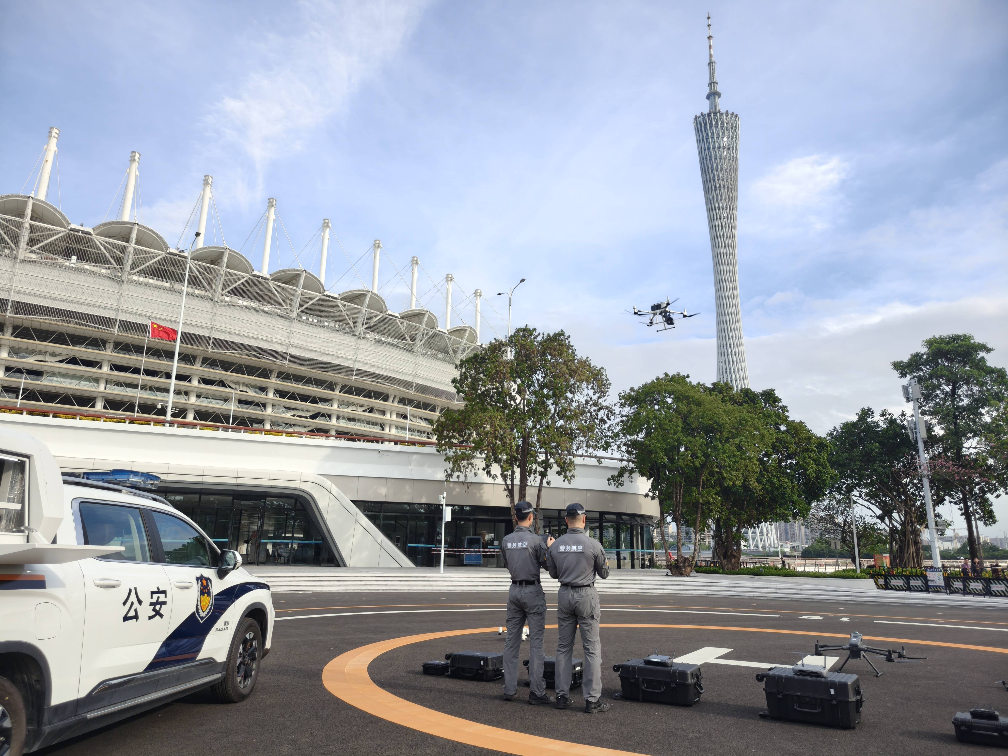 广州警用皮卡车变“停机坪”,支持无人机72小时飞行 广州警用皮卡车变“停机坪”,支持无人机72小时飞行
