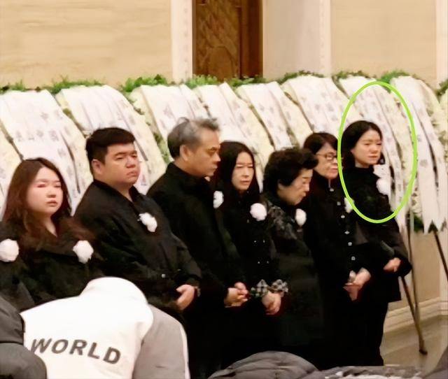 杨振宁葬礼:高规格,盖国旗,疑孙子捧遗像!翁帆首露面神情哀伤
