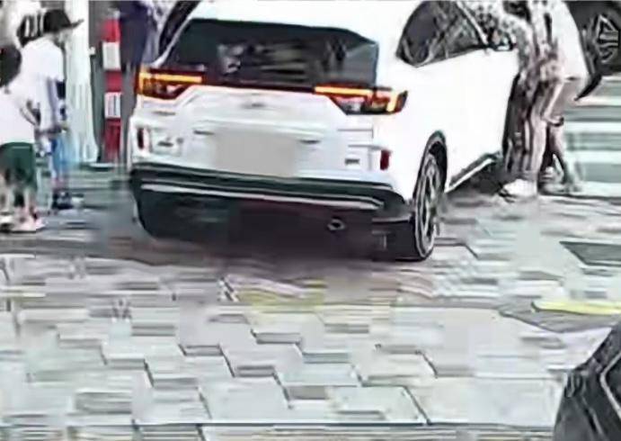 茂名男童卷入车底，路过的退役军人上前拦停！众人抬车施救