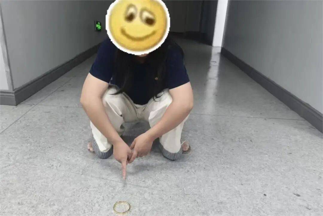 结婚当天新娘发现金手镯“轻飘飘”,警方一查:堂嫂掉包成铜的…… 结婚当天新娘发现金手镯“轻飘飘”,警方一查:堂嫂掉包成铜的……
