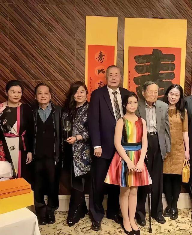 原创             杨振宁灵堂内景曝光：杨老遗体盖国旗，翁帆站家属位，神情悲戚！