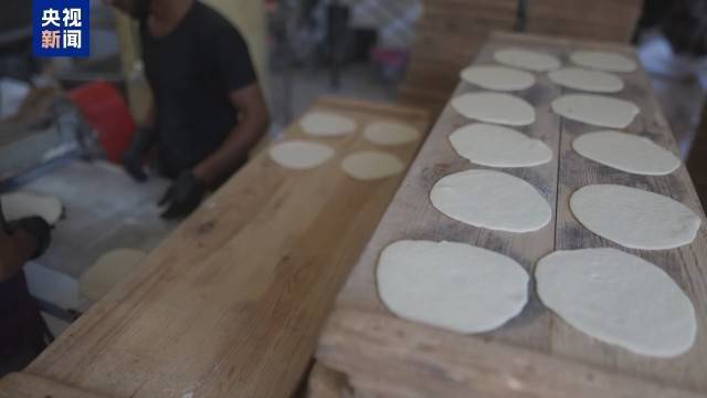 “步行约5公里 只为买15个面饼”加沙北部仅剩一家面饼店在营业