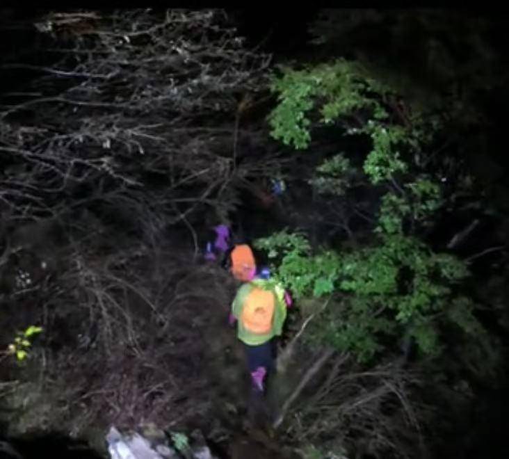 19人徒步团被困河南辉县南太行山悬崖,18人安全转移,1人突发疾病遇难