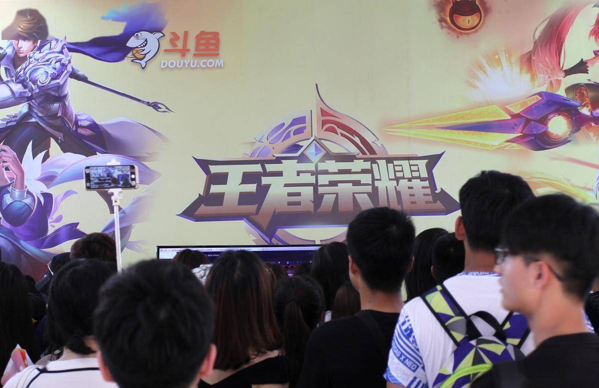 王者荣耀十周年：重庆狼队庆生背后，电竞IP的情感密码