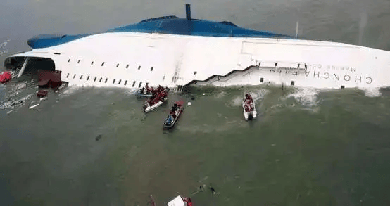 中国科考船遭韩国货力撞击沉入大海船内107名人员全力呼救他们