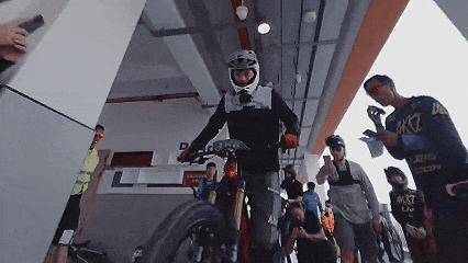 光明日报：学校楼道爆改成山地车赛道，不只是“大胆整活”