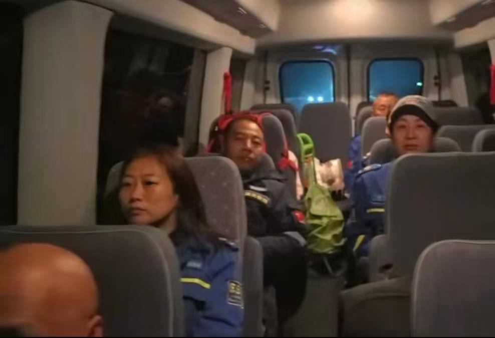 8人自费1万元开车将走失女子从北京护送至云南，有网友称浪费人力物力，救援队：该女子有精神问题，开车护送更保险