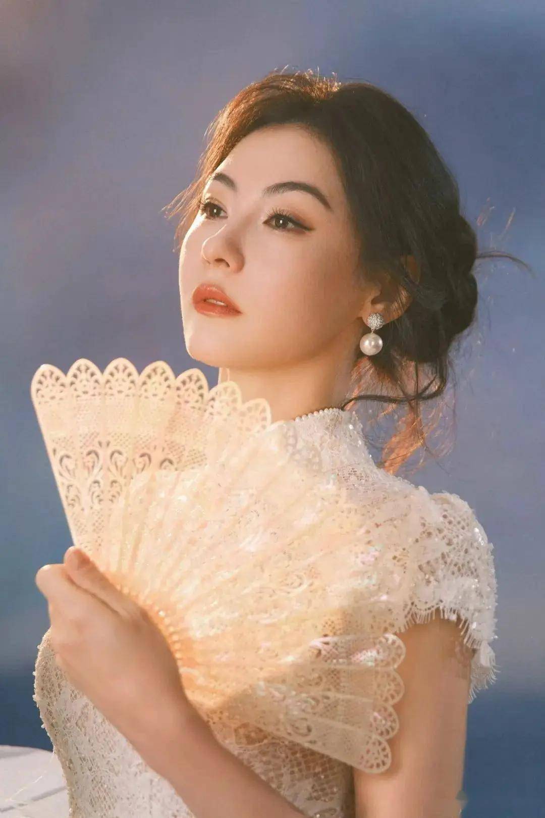 张柏芝机场扛包照刷屏,戳破娱乐圈"巨婴症候群"的集体觉醒,打了多少"