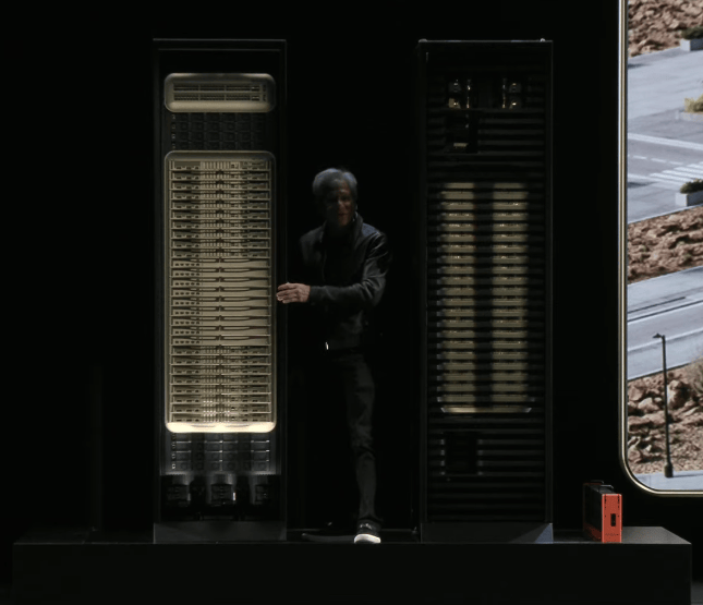 特朗普再批“无能”:美联储几个月后就换人!美股又创新高,黄仁勋发表最新演讲,英伟达市值一夜暴增1.6万亿元