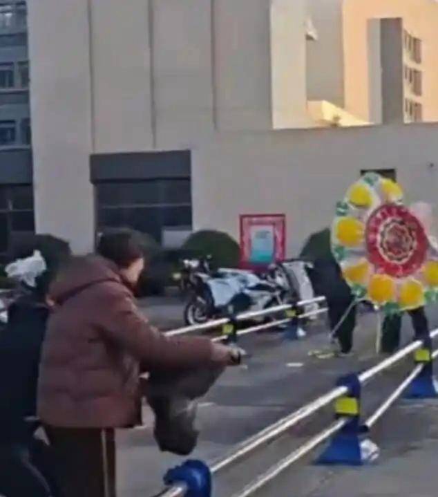 坠亡学生母亲称学校71分钟才报警,责任归属引争议,敲响安全警钟