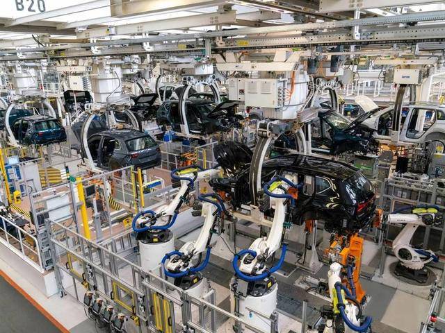 德国制造神话崩塌？大众汽车巨亏百亿，芯片断供危机逼停工厂