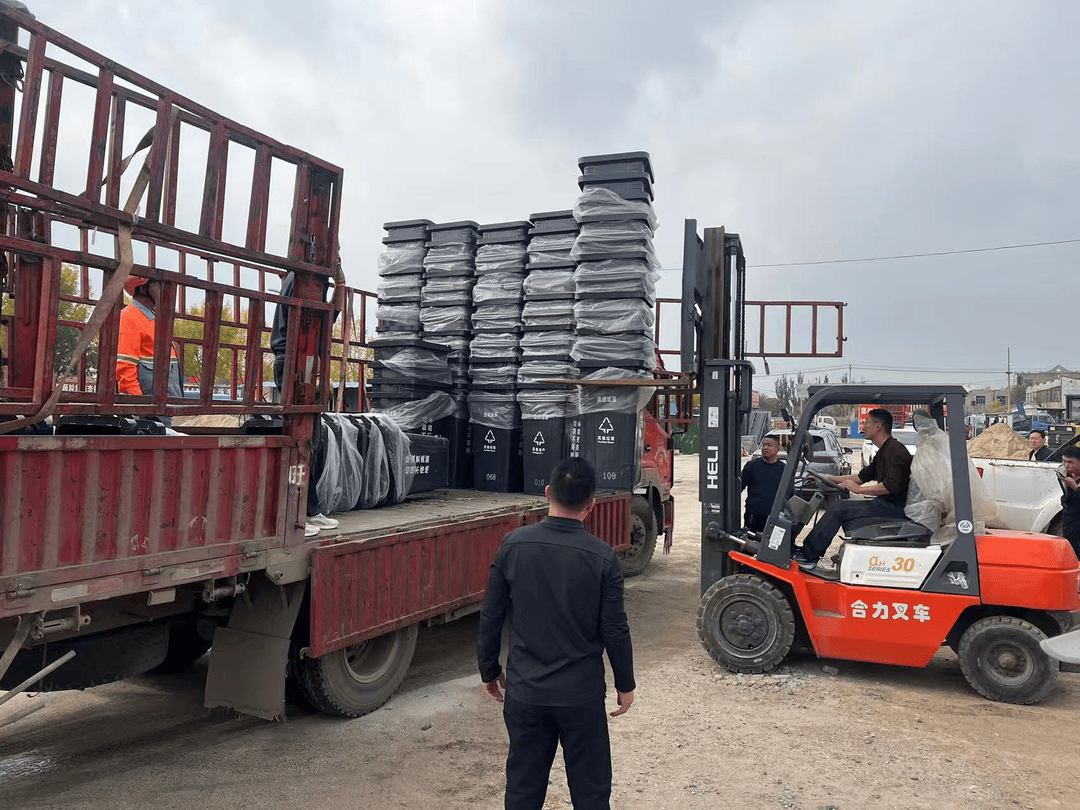 东营区1000余个垃圾桶换新“上岗” 确