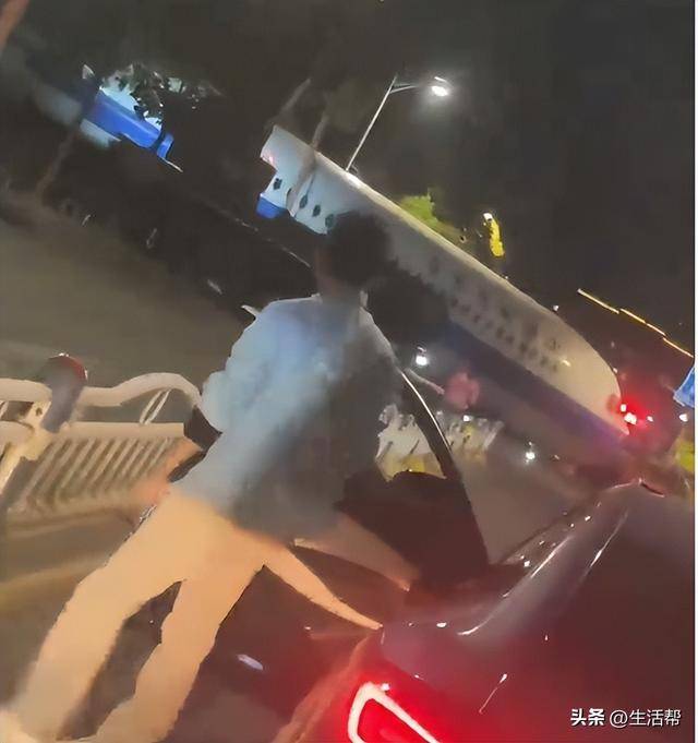 武汉大马路上有架飞机！当地：正常拖运，“不会平白无故在路上跑”